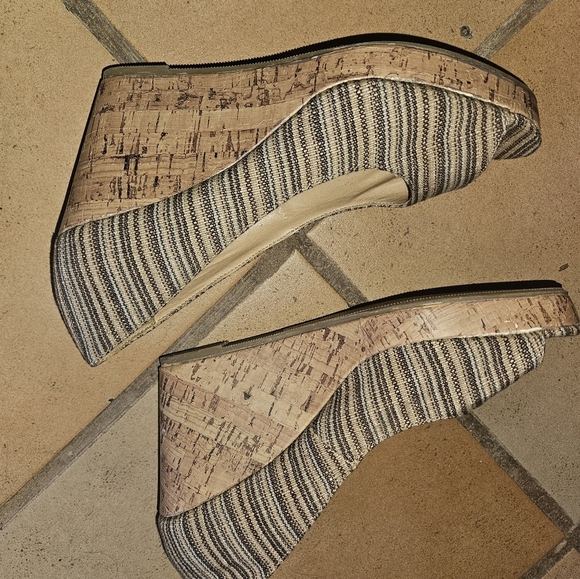 Report Womans Wedge Style Open Toe Shoe Size 10 - Picture 5 of 9